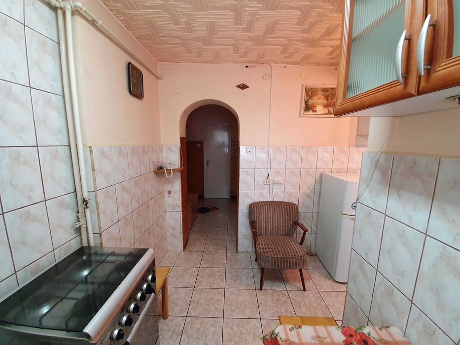 Apartament 2 camere mobilat etaj 1 + garaj la stradă (central)