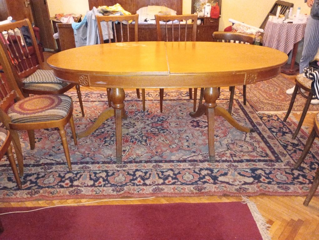 Masă ovală cu 6 scaune tapițate