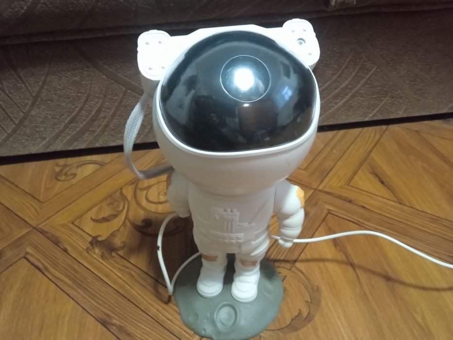 Продам светильник космонавт