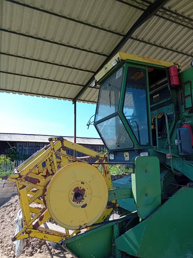 Vând  combină jhondeere