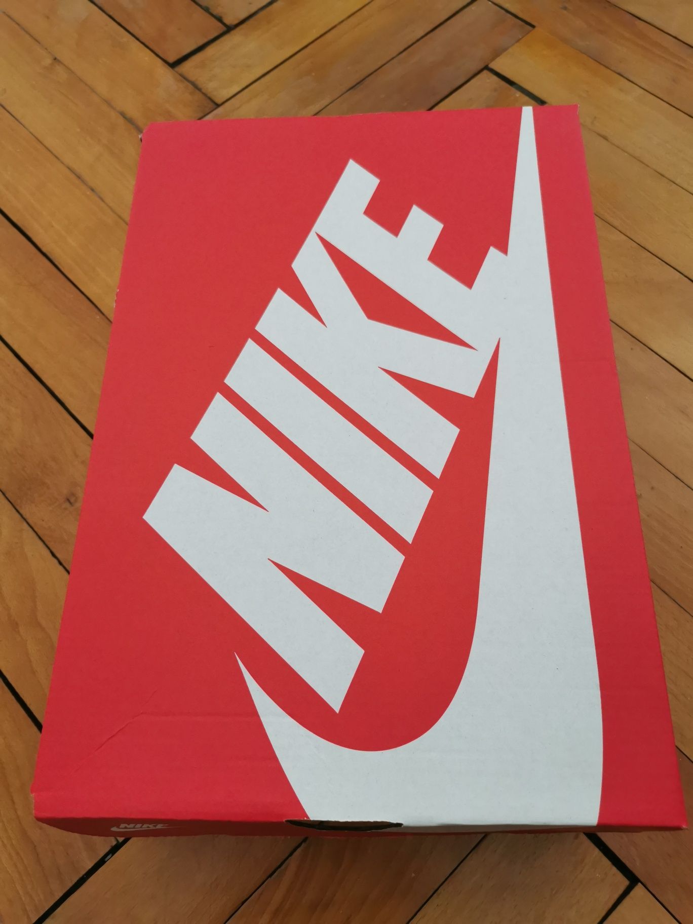 Продавам чисто нови оригинални маратонки Nike air max sc