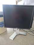 Monitorul prezentat în imagine este un Dell UltraSharp 1907FPc, un mon