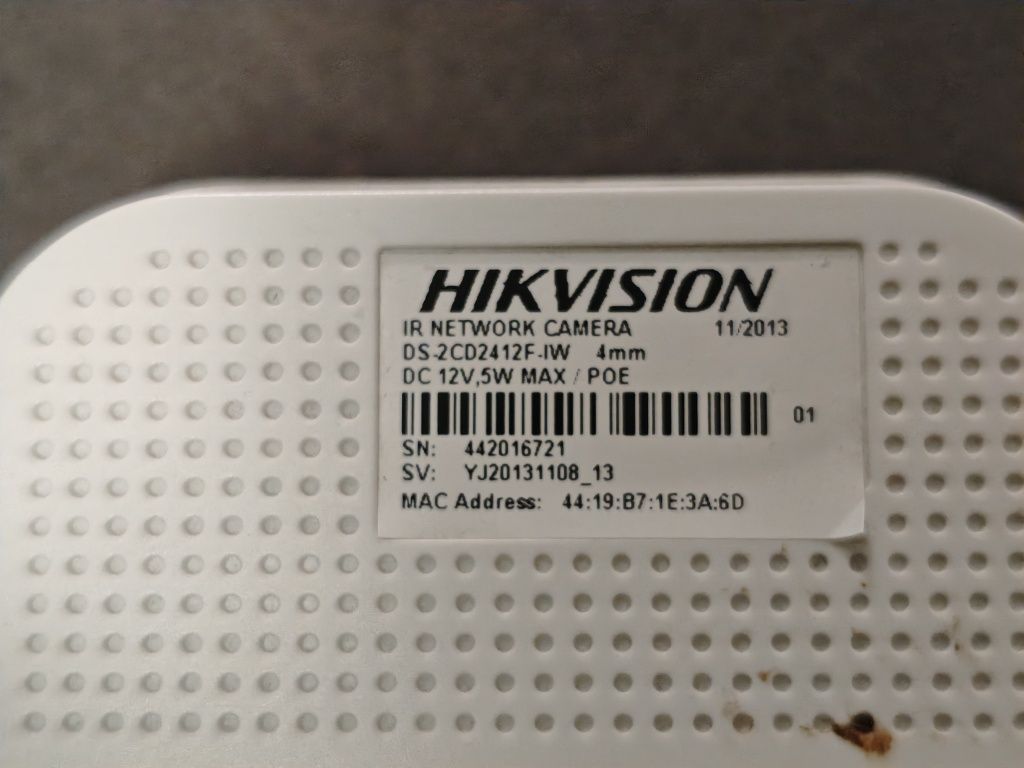 Висок клас 2 броя POE камери Hikvision 1,3 MP със стойки и 64гб пам