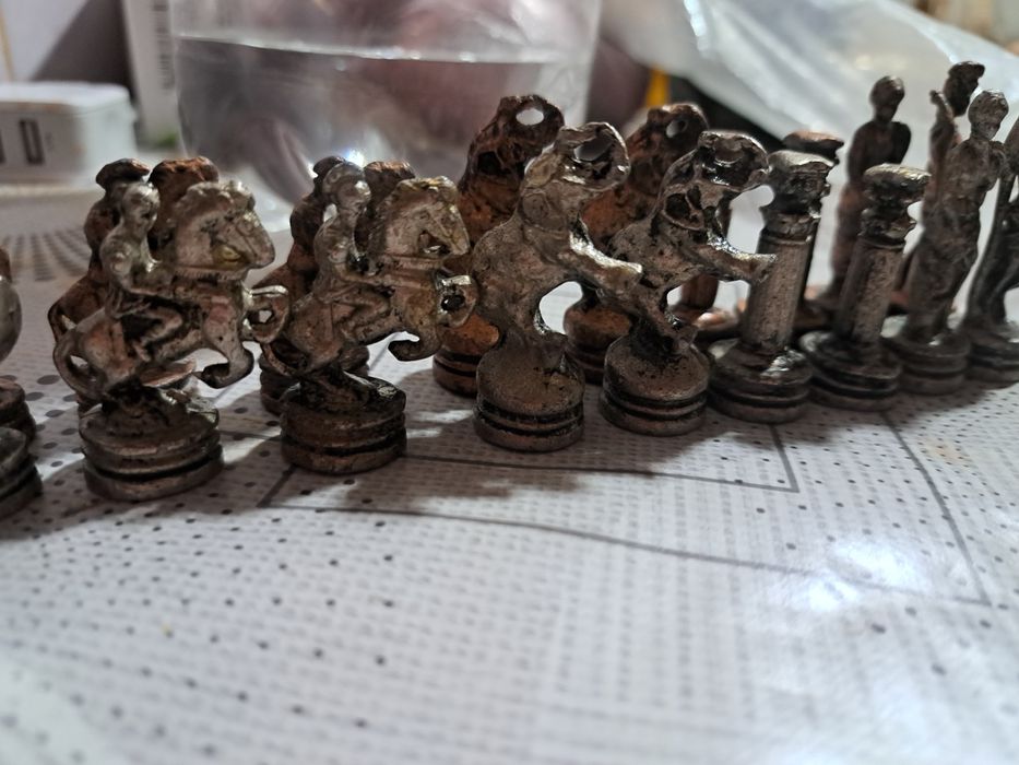 Vand piesele de sah din imagine.