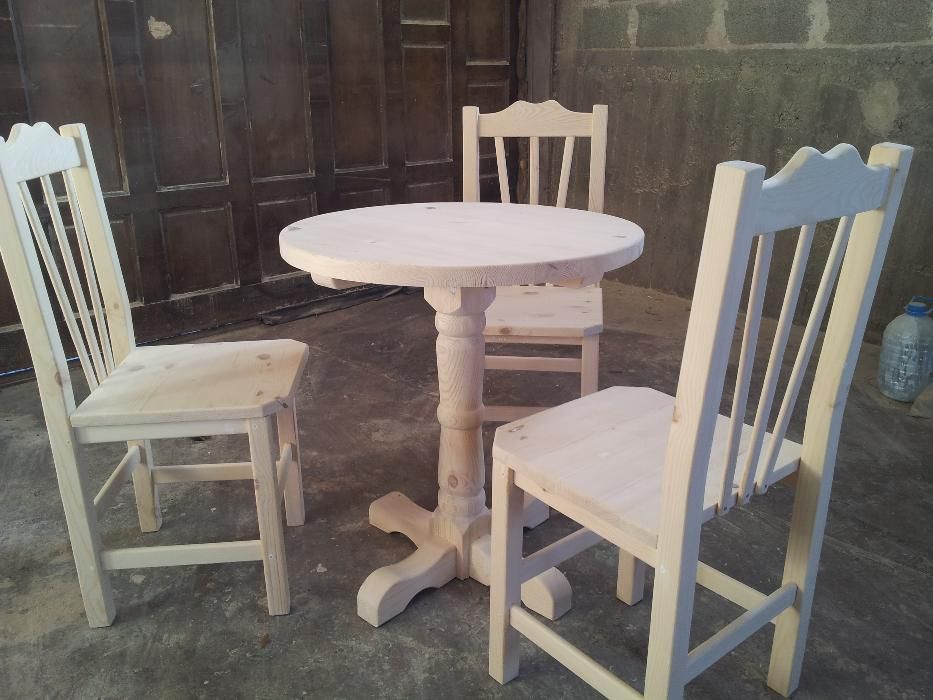 Кръгла маса и столове