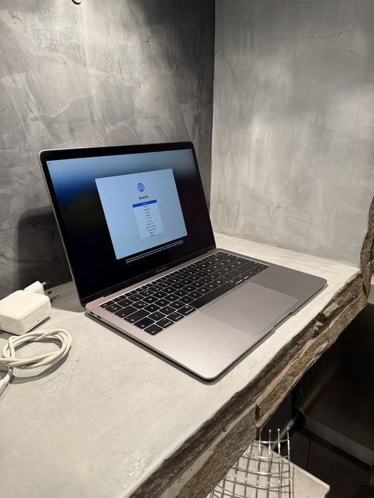 Перфектен Macbook Air 13.3 inch  2019 256 GB