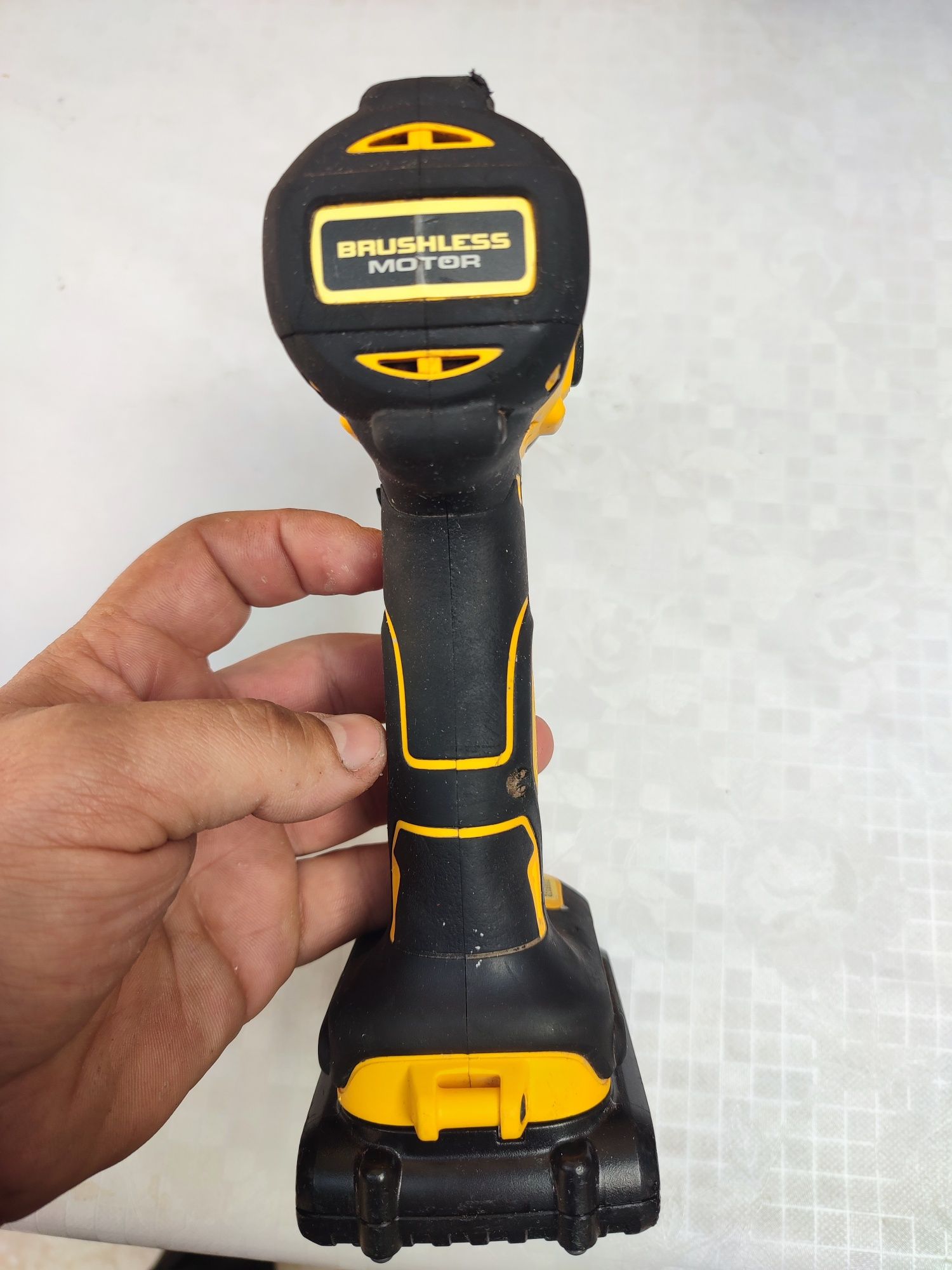 Vând filetanta dewalt DCD777 cu acumulator și incarcator