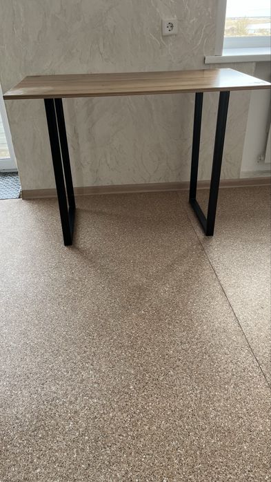 Продам стол можно использовать как письменный так и для кухни.