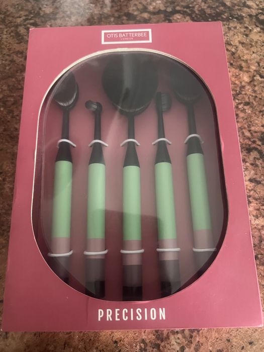 Set pensule machiaj profesionale! OTIS BATTERBEE LONDON.