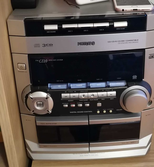 Mini Hi-Fi System Philips FW-C220 functioneazá radioul si AUX