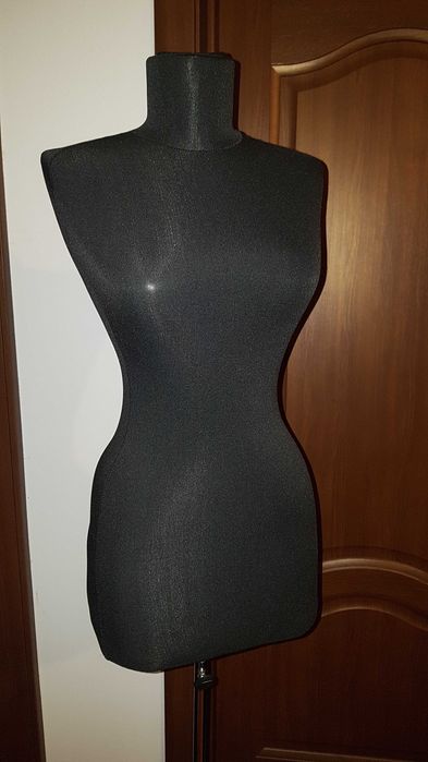 Inchiriez manechin pt rochie mireasa