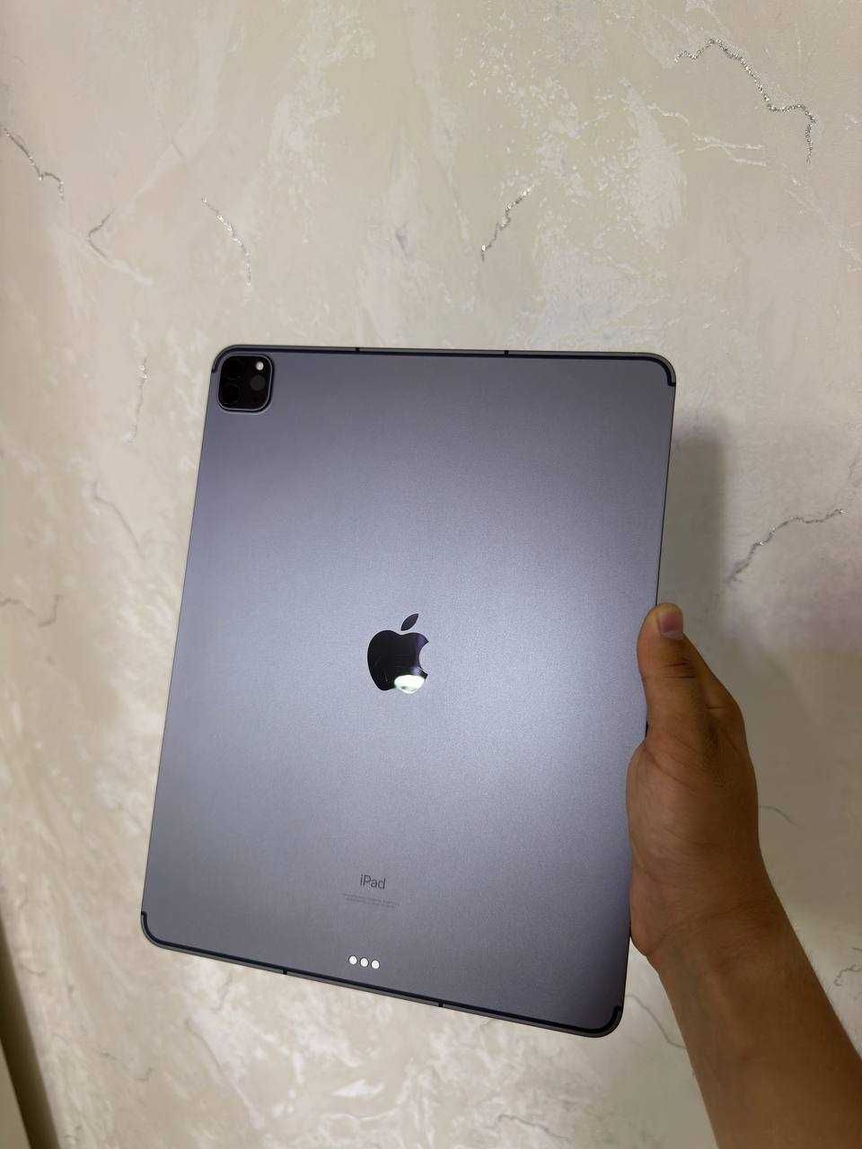 Ipad 12.9 1M 256gb ( Bonus smart case)