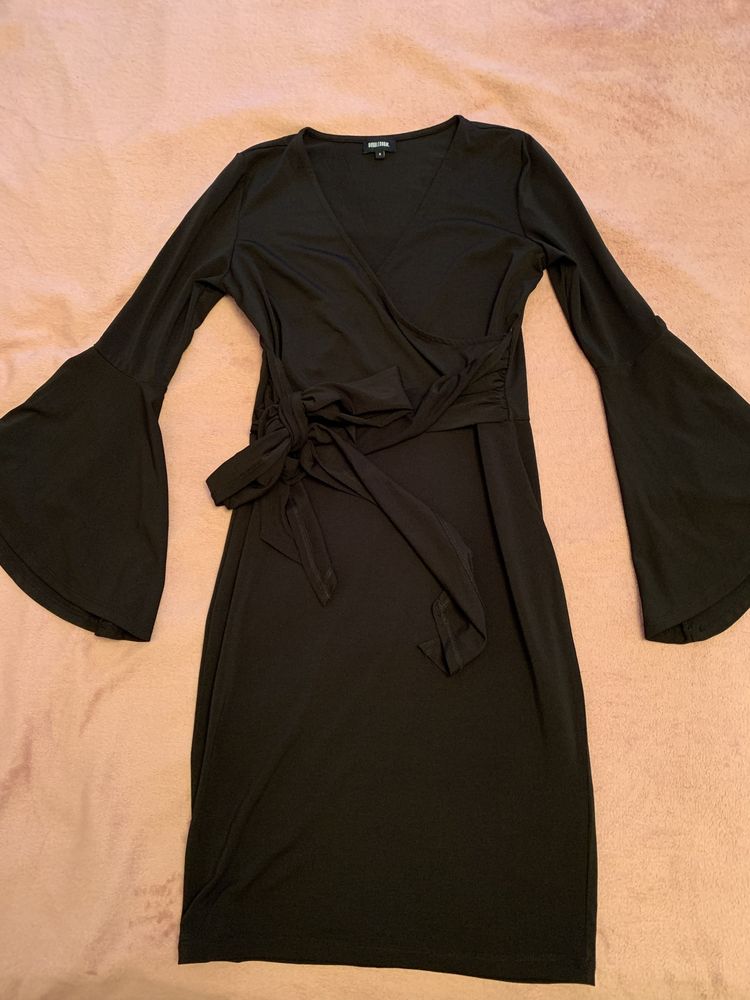 Черна елегантна рокля с разкроен ръкав