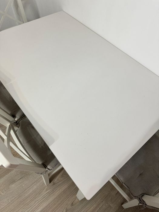 Set masă 118x75 și 4 scaune EJBY JYSK albe – stare bună + huse incluse