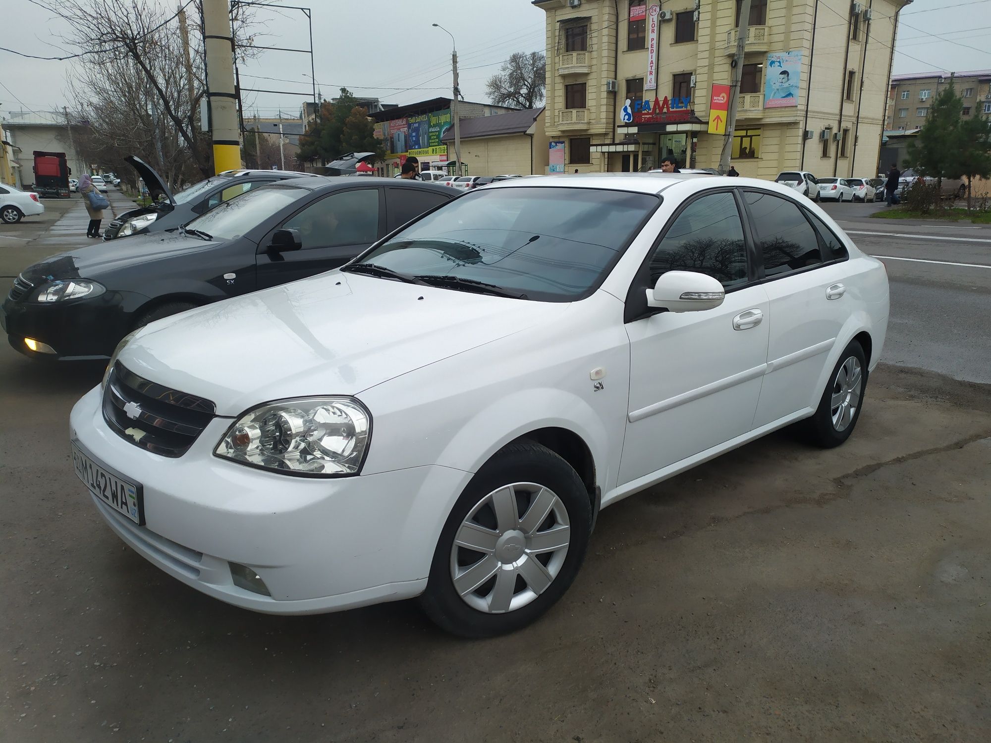 Lacetti 1.8 sotiladi