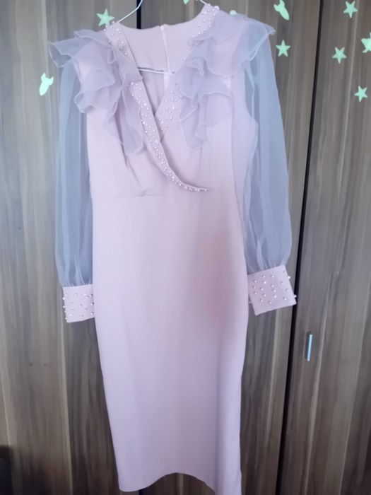 Vand rochie roz pana la genunchi