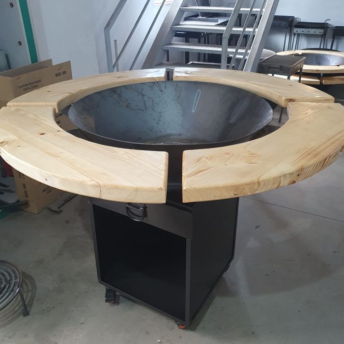 Grătar tip plită lucrat manual, ideal pentru gătit în aer liber