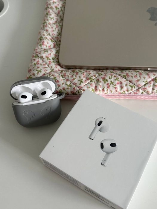 эйрподсы отдельно от кейса!