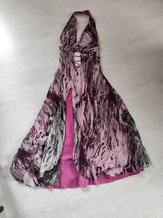 Рокля с гол гръб и ръкави