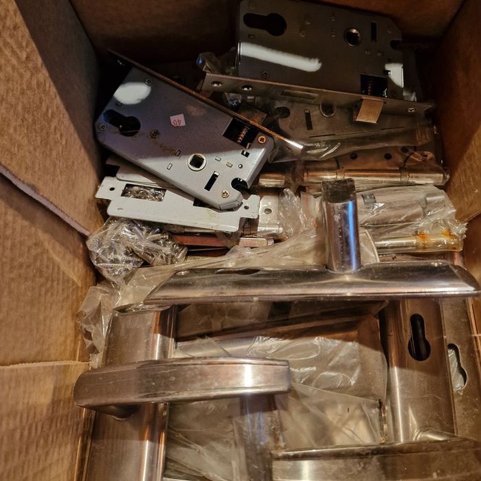 Vând 4 uși de interior