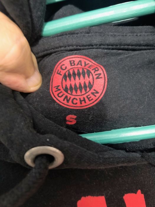 Hanorac marca  FC Bayern Munchen mărime S culoare neagra
