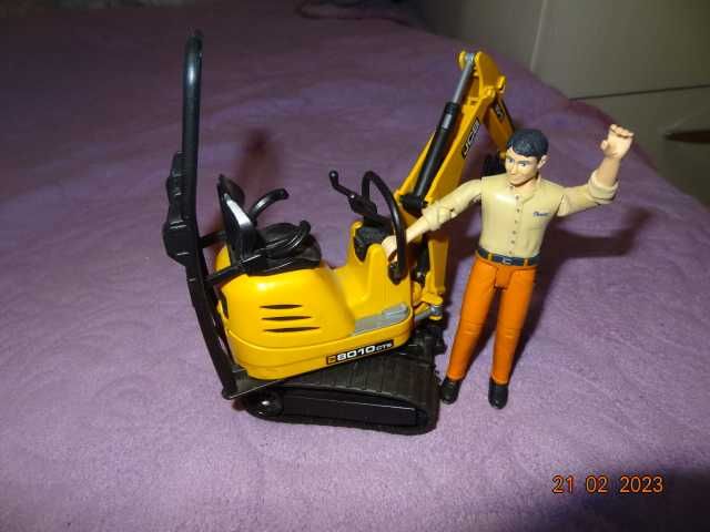 Мини экскаватор Bruder JCB 8010 CTS и рабочий .  (Германия)