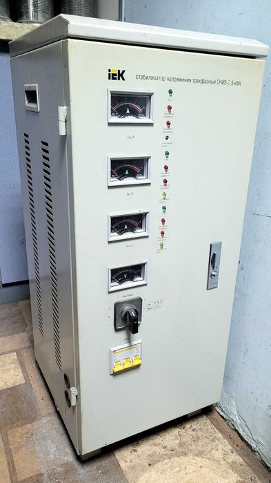 Стабилизатор напряжения CHИ 3-7,5 кВа трехфазный IEK