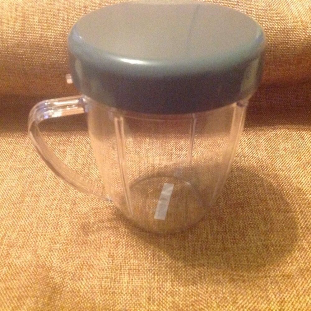 Vând accesorii NUTRIBULLET. Pahar mic 0.5l + capac resigilabil. NOU.