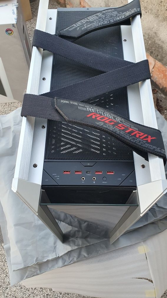 Asus Rog Strix Helios White Edition кутия за компютър