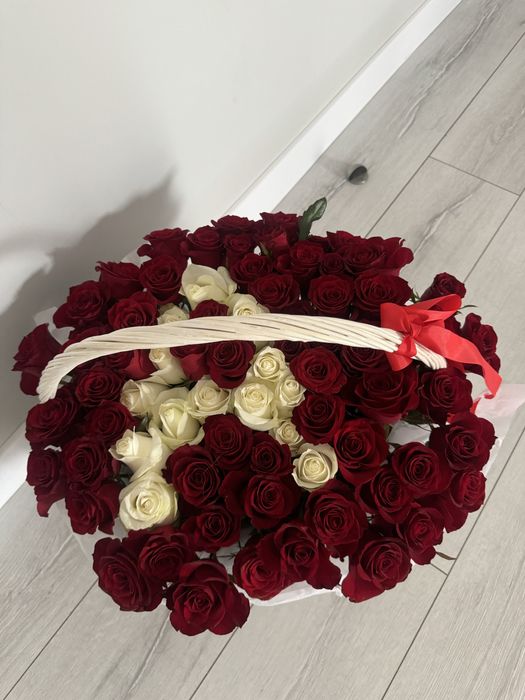 Цветы красные розы с буквом имени А, свежие только вчера получила