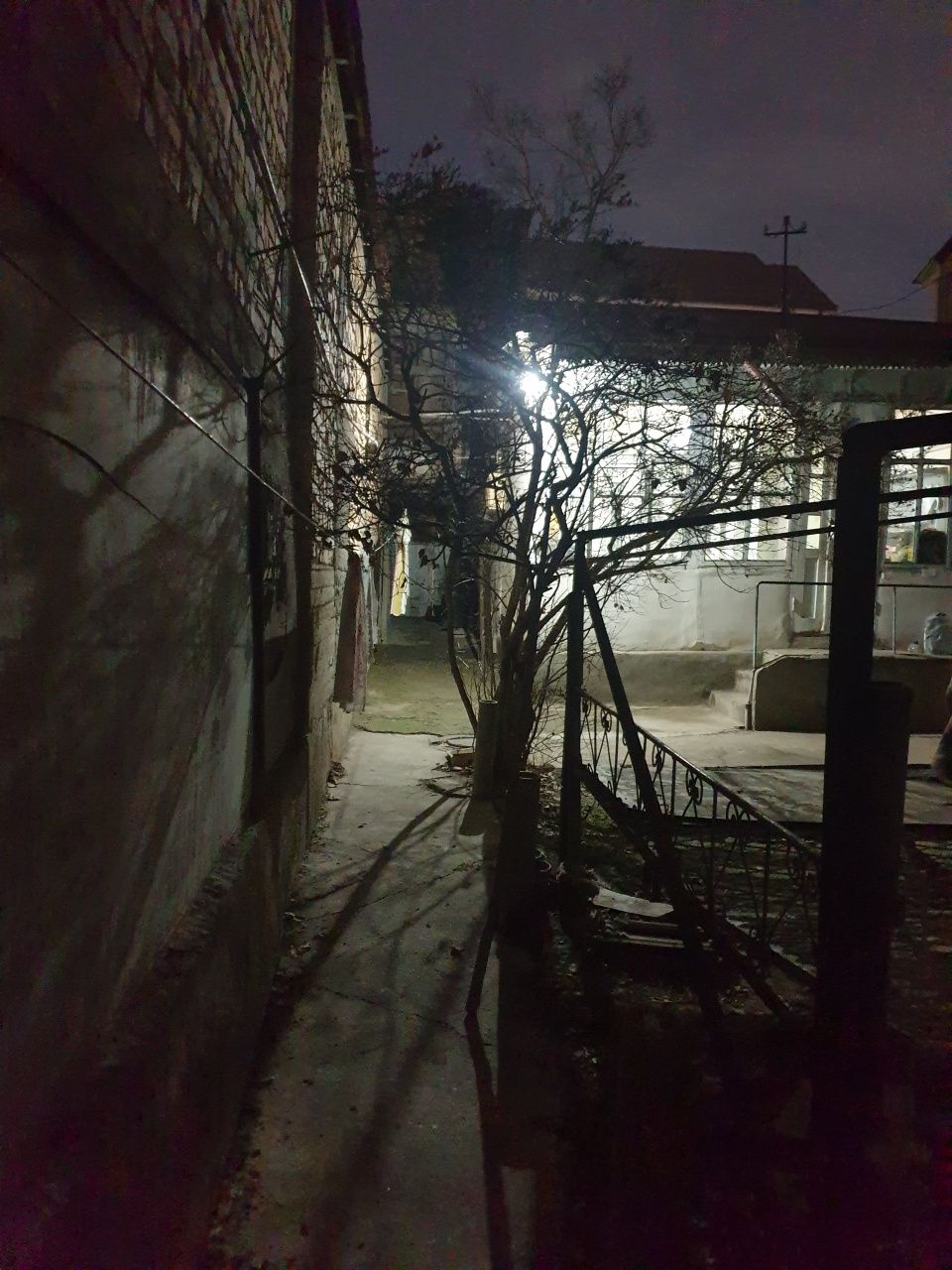 Участок в центре города. Старый дом на перестройку