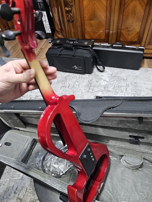 Vioară electrică roșie