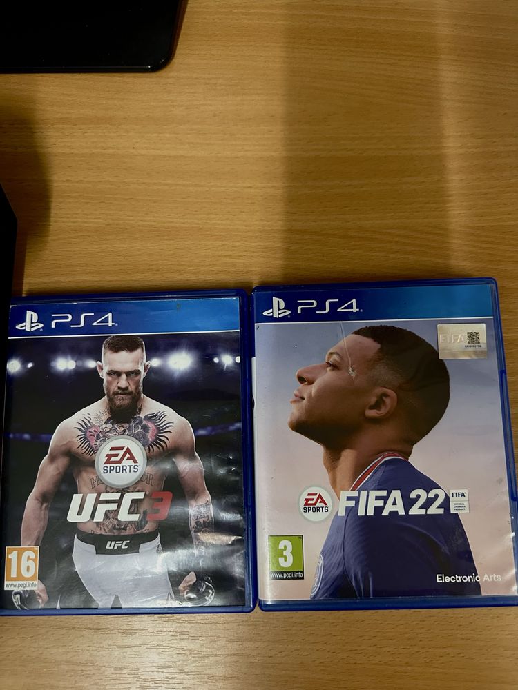 PlayStation4 с два джойстика и 3 игри