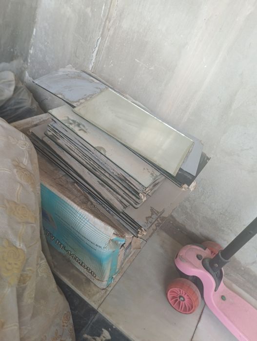 Продаются стеклянные полки для этажерок для магазина