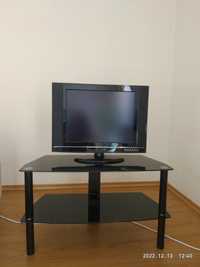 Стеклянный стол и телевизор