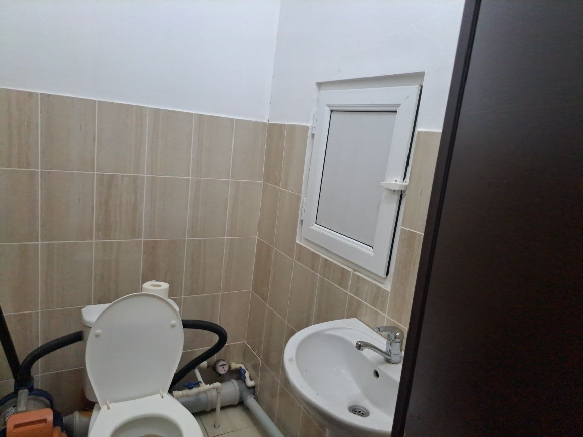 Kvartira sotiladi gorni insitutni orqa tarafidagi qizil domlarda
