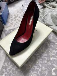 Продам женские туфли 37 размеры 3 пары красный,черный и золотом ц