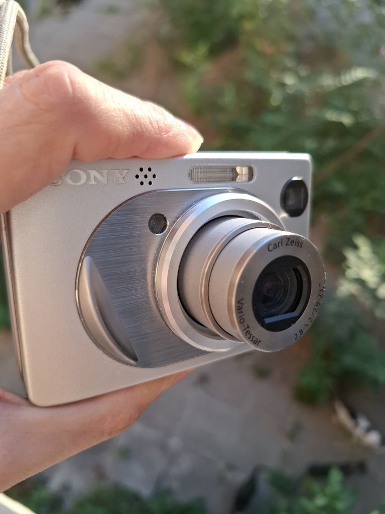 Компактен дигитален фотоапарат SONY Cybershot W1