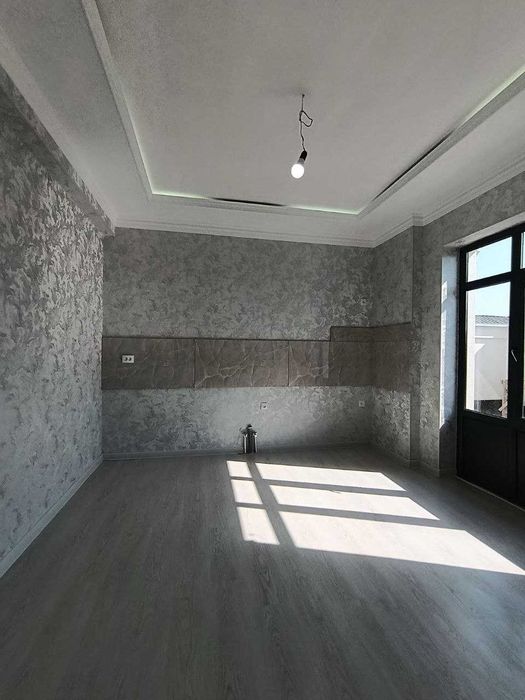 Уч кахрамон  Постидан 4 км. Участка сотилади. 2,5 сотик 8 хона.