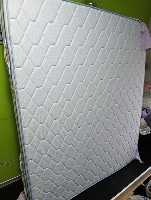 Продавам двулициев матрак закупен преди 4 месеца