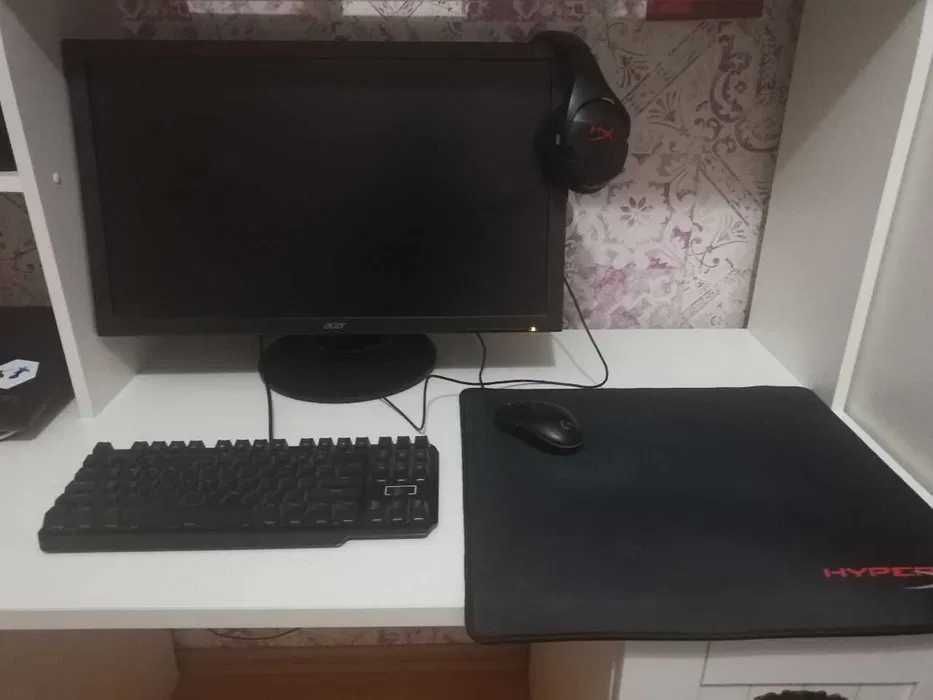 Игровой компьютер (сист. блок, монитор и клавиатура)