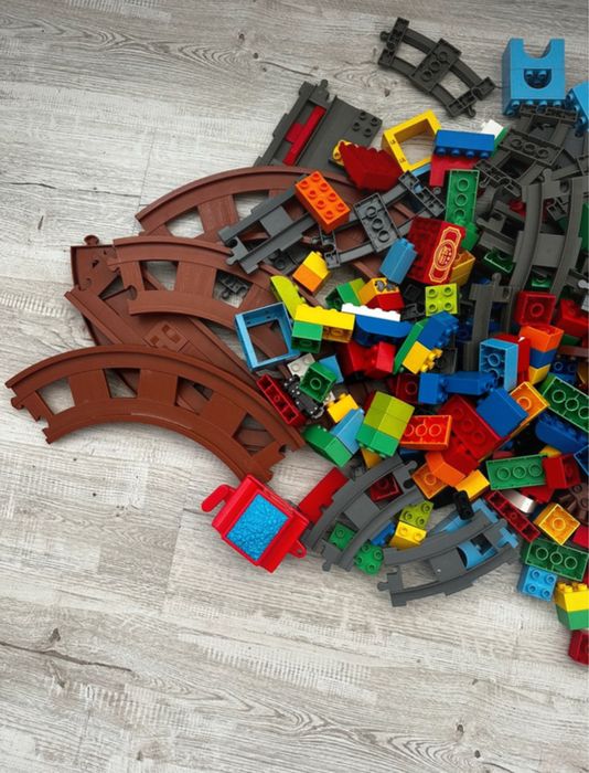 LEGO DUPLO - cărămizi de bază, şine şi componente de tren