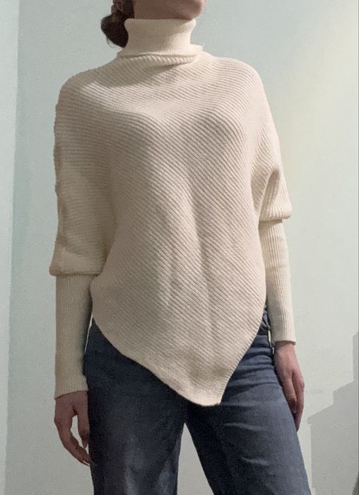 белый свитер-водолазка