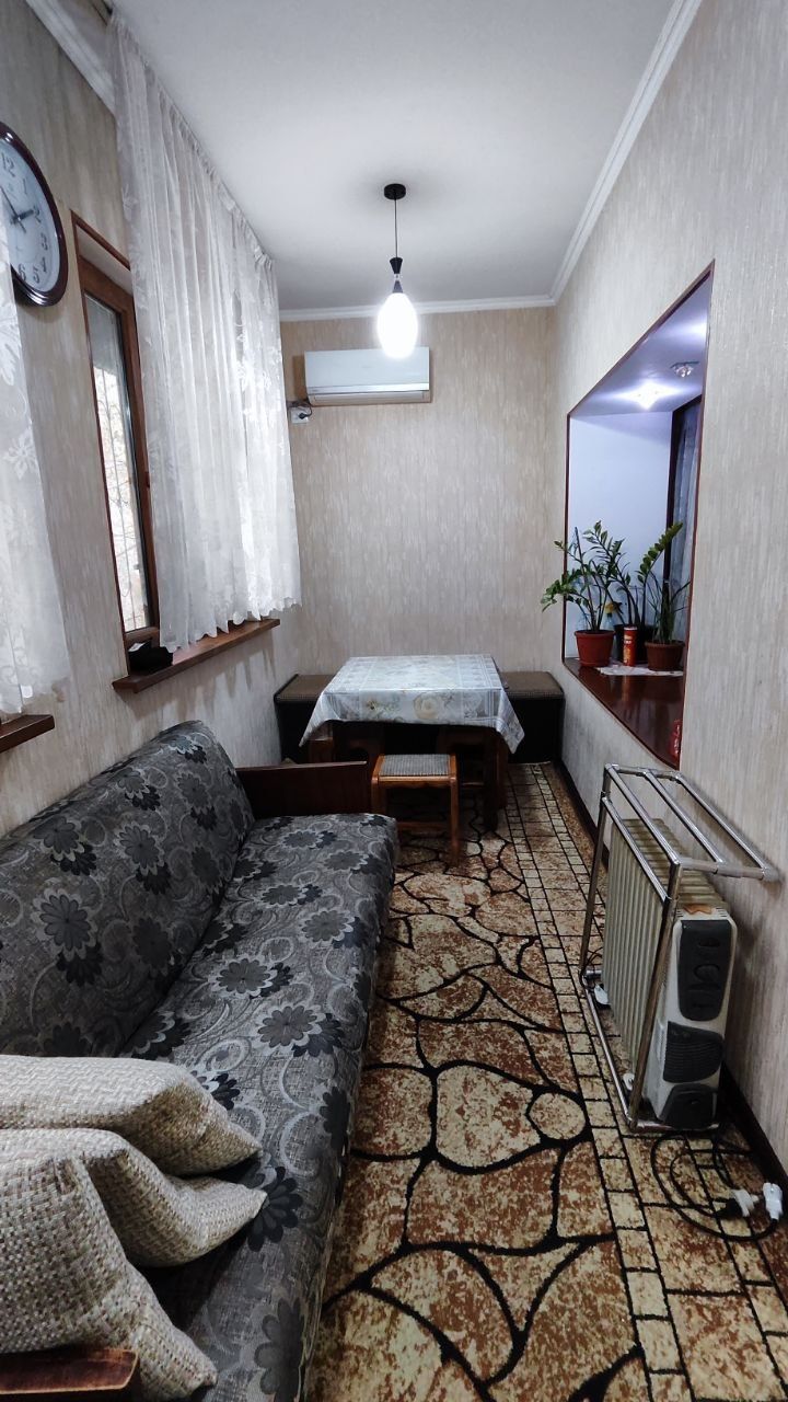 Продам чиланзар 26.  Трёх комнатная.  Балкон 2*6