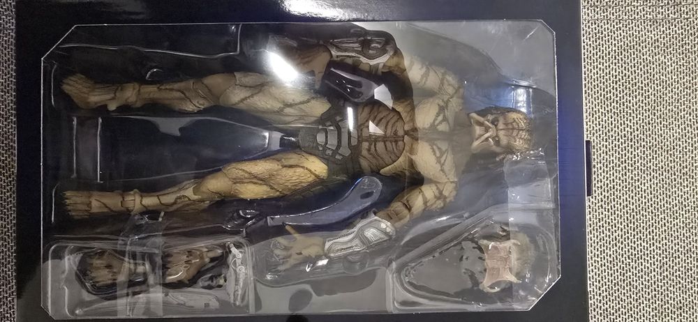Figurina NECA The Predator Assassin Predator Deluxe Action Figure 28cm