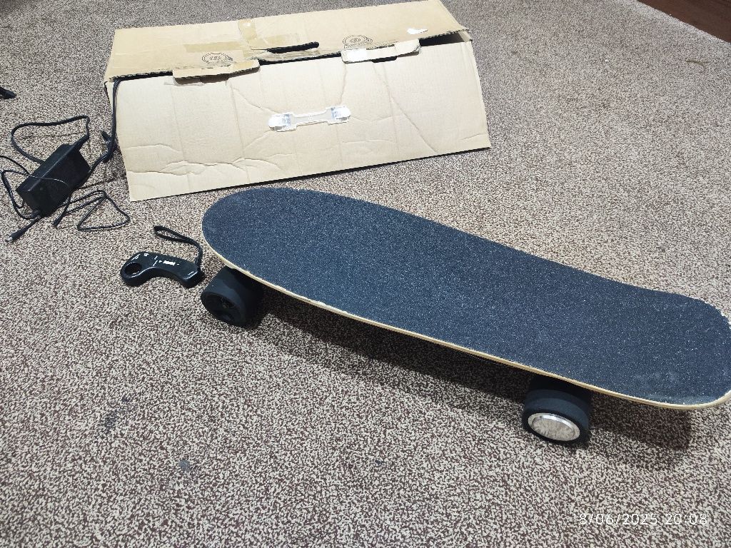 elektron zaryad bilan yuradi Sketboard, longboard, sket