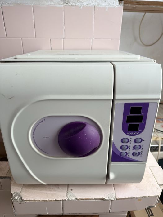 Стоматологичен стол и оборудване.