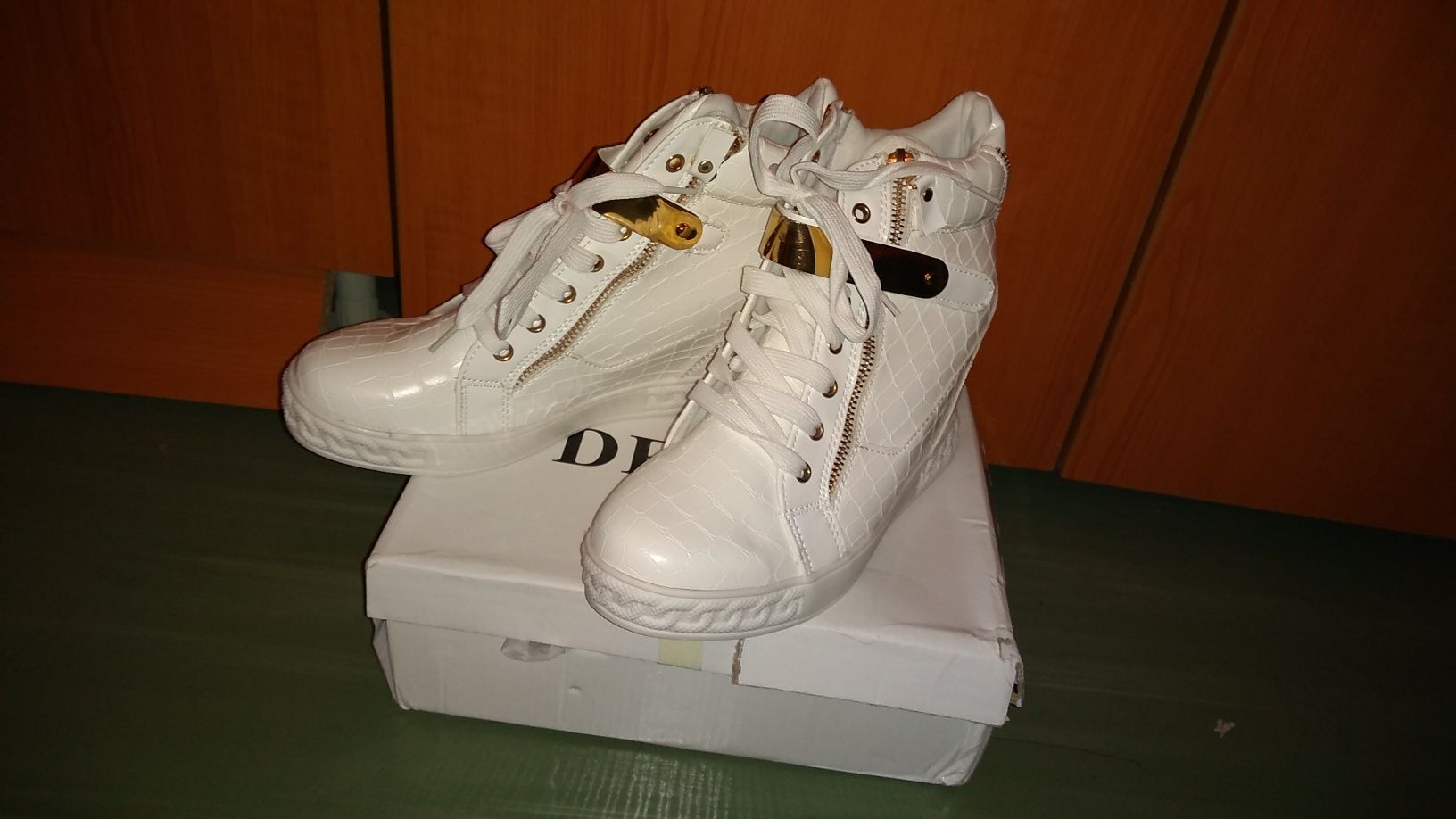 Sneakers/ Adidas Gheata cu platforme DESUN , albi cu insertii aurii