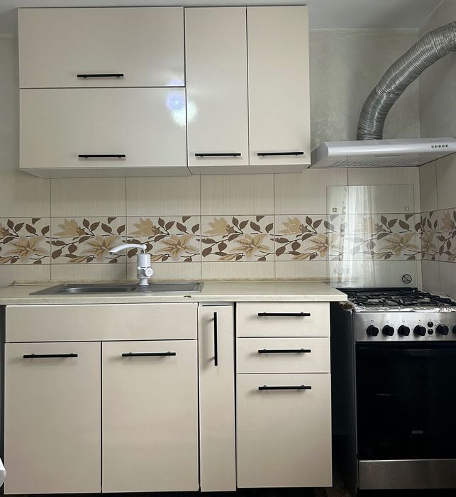 Mobila lucioasa de bucatarie bej