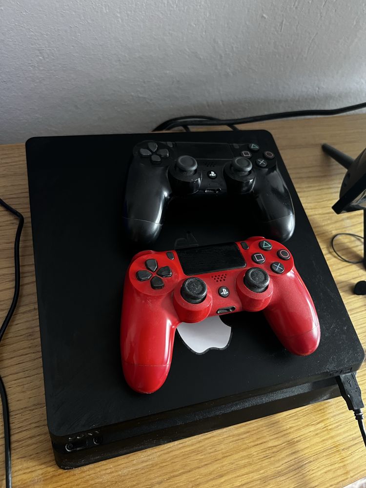 Playstastion 4 Slim + 2 джойстика + 7 игри